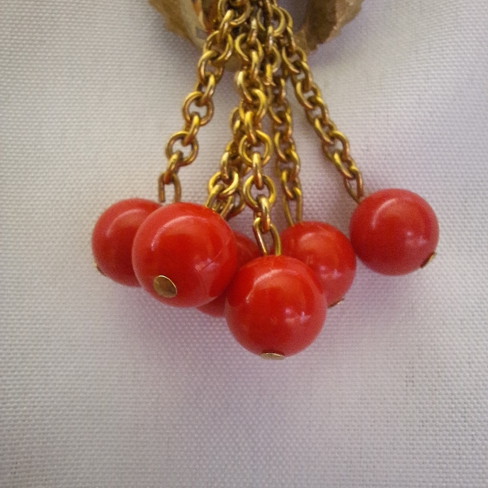 VTG Cha Cha Brushed Gold Leaf Red Beaded Brooch Pin with Chain Detail 70s Style - Picture 3 of 7